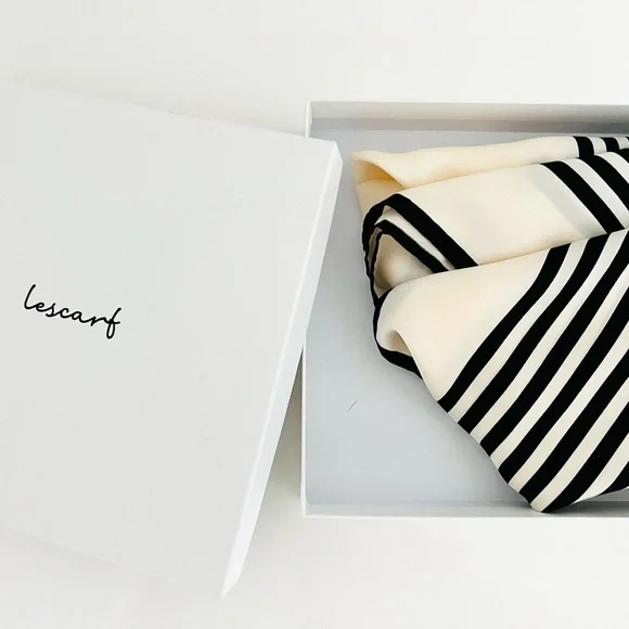 Le Scarf silk scarf NWOT - Picture 8 of 9